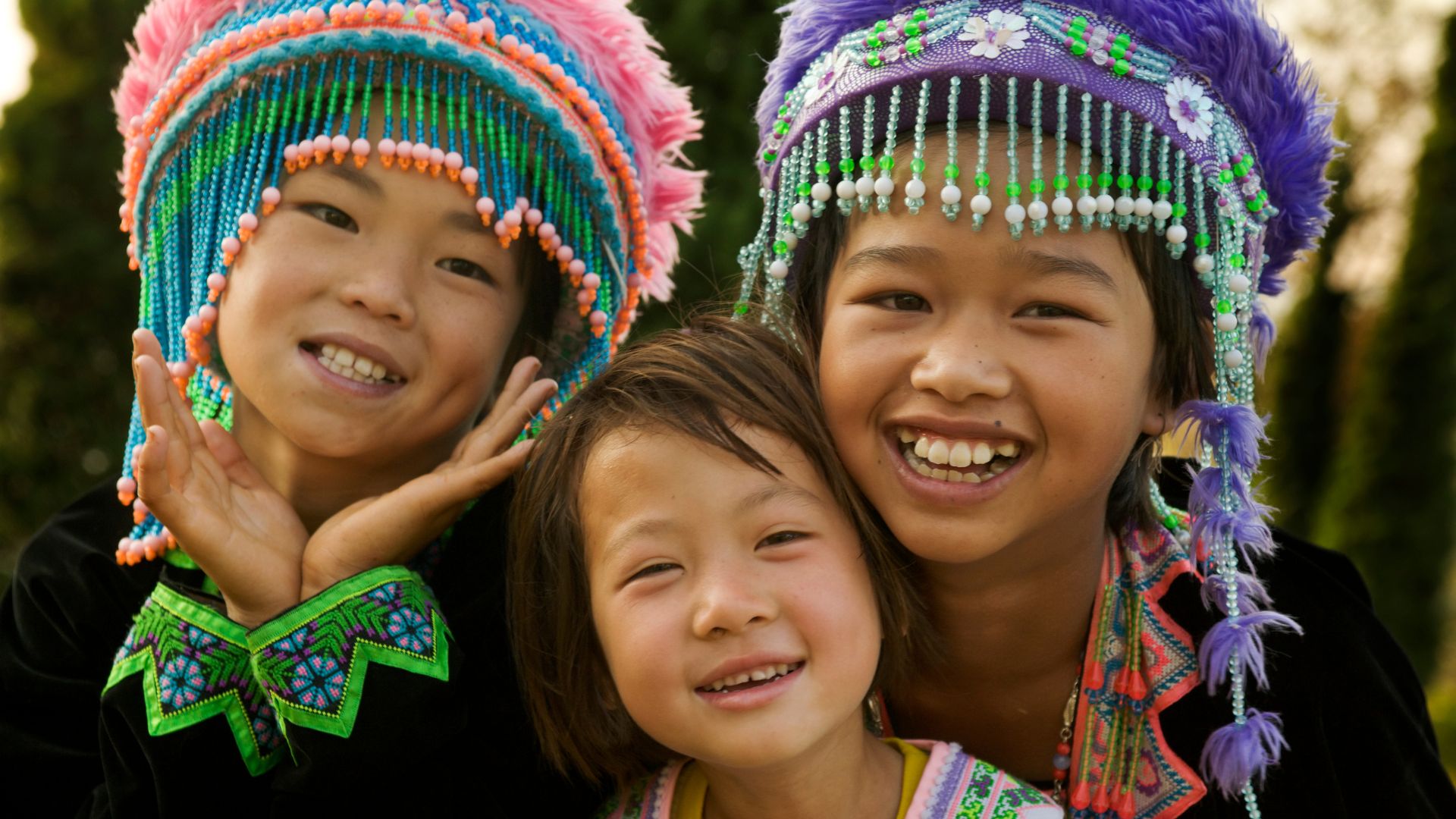 Où partir en voyage sur mesure avec Auélie- Jeunes filles de la tribu Hmong en tenue traditionelle