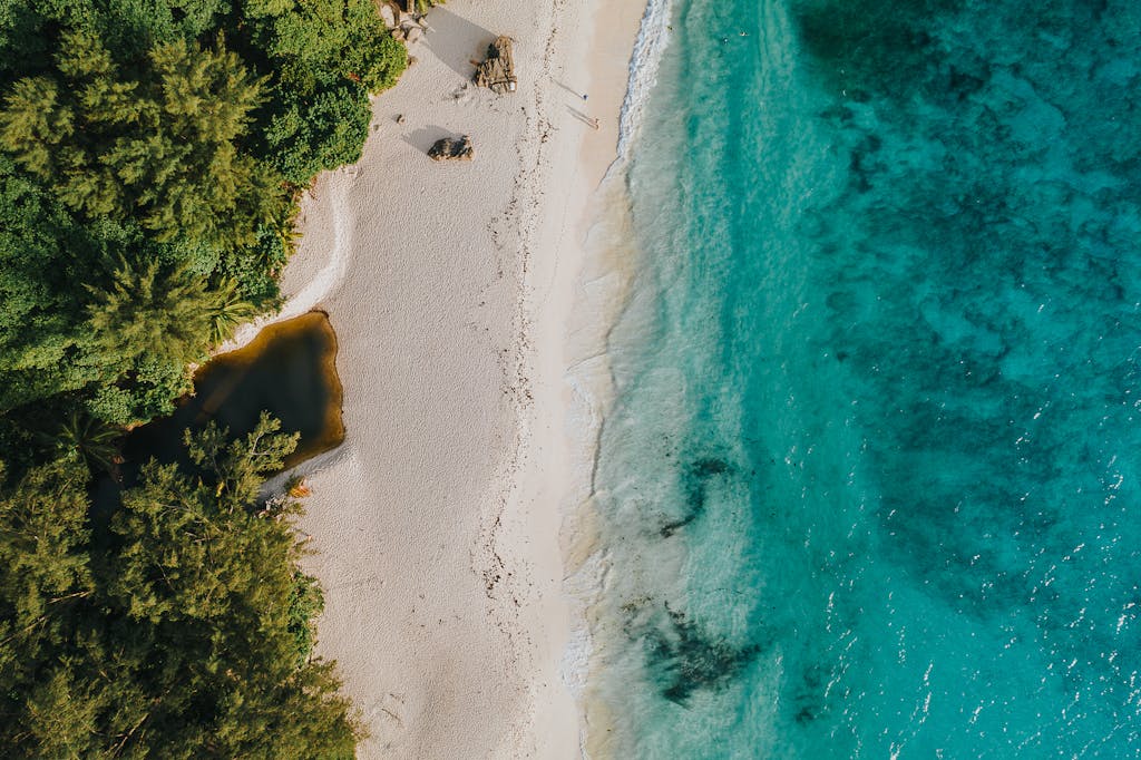 magnifique plage aux seychelles avec voyage sur mesure opharaway